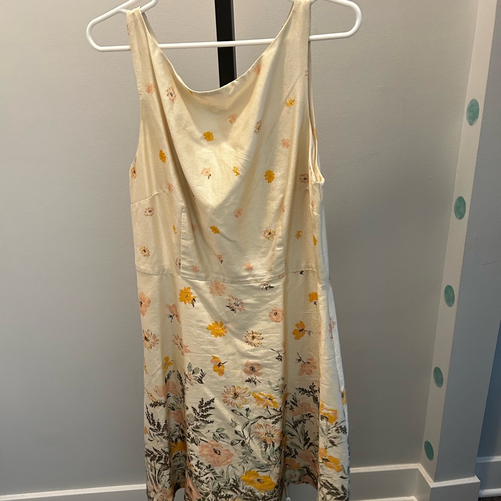 Sleeveless garden dress.